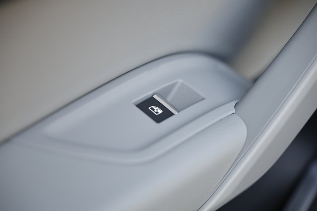 Vehicle image 26 of 40