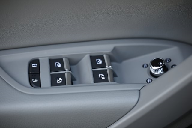 Vehicle image 18 of 40