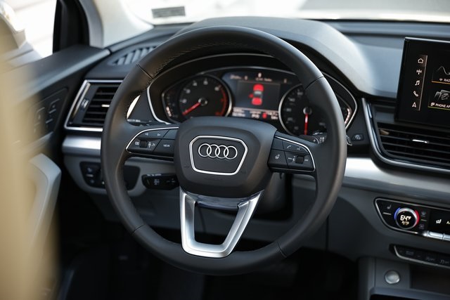 Vehicle image 29 of 40