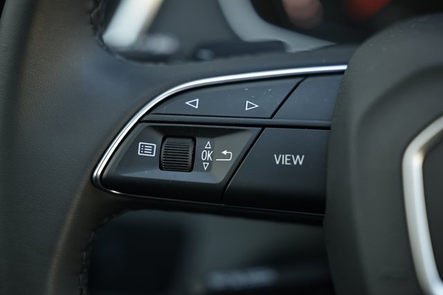 Vehicle image 35 of 40