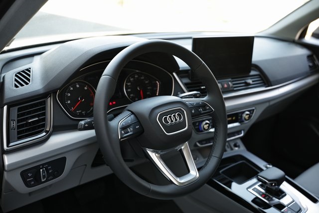 Vehicle image 23 of 40