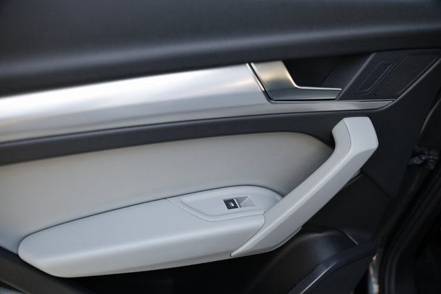 Vehicle image 25 of 40