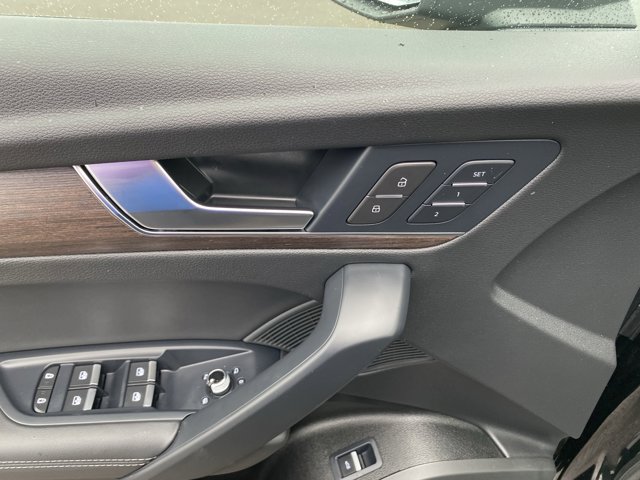 Vehicle image 22 of 25