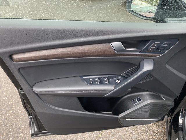 Vehicle image 21 of 25