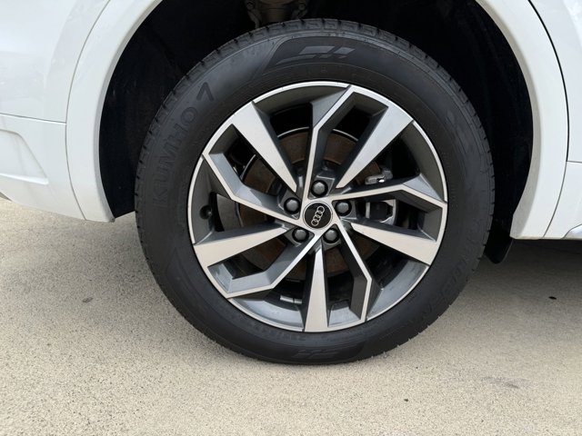 Vehicle image 60 of 98