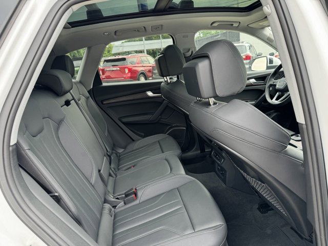 Vehicle image 32 of 98