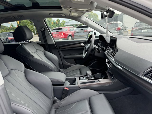 Vehicle image 33 of 98