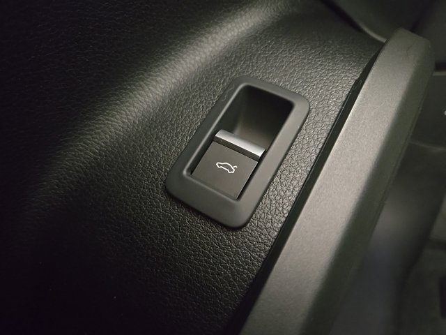 Vehicle image 33 of 37
