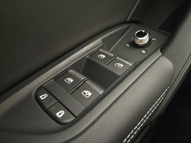 Vehicle image 32 of 37