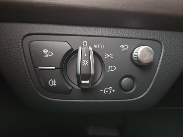 Vehicle image 31 of 37