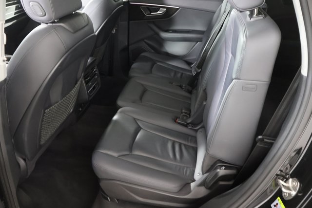 Vehicle image 17 of 33