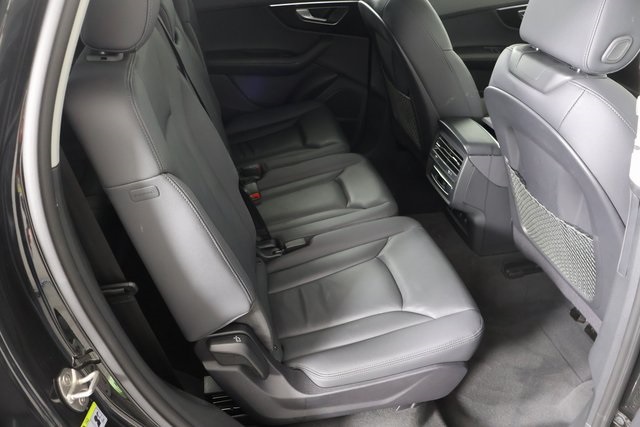 Vehicle image 10 of 33