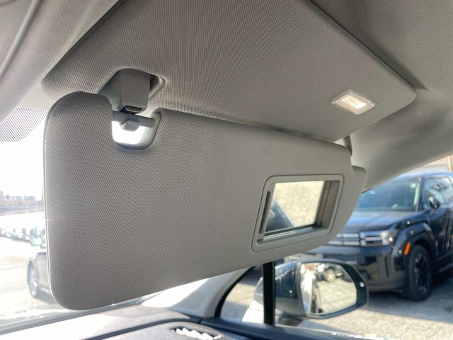 Vehicle image 31 of 37