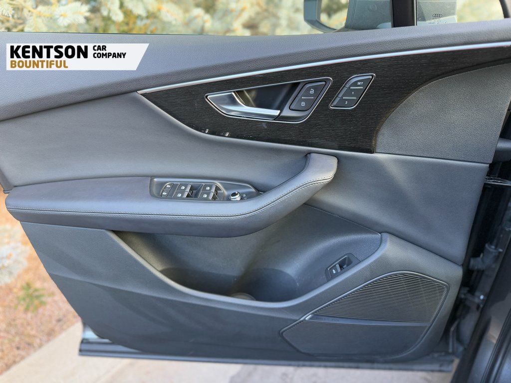 Vehicle image 23 of 47