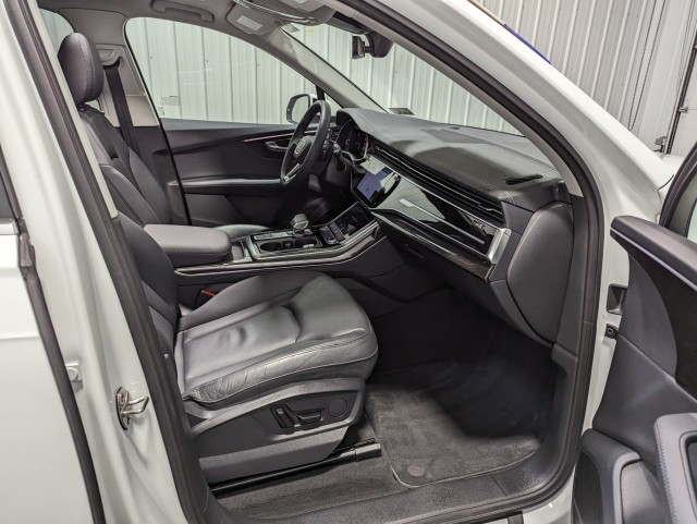 Vehicle image 28 of 30