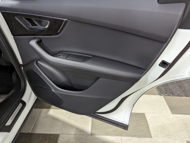 Vehicle image 27 of 30