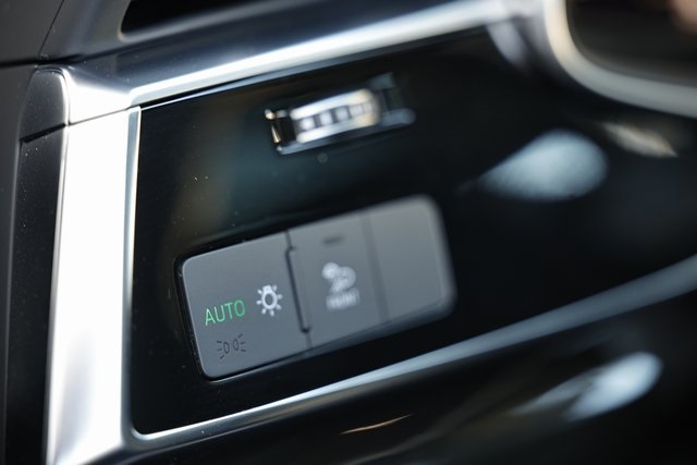 Vehicle image 21 of 42