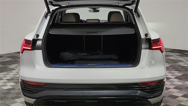 Vehicle image 21 of 26