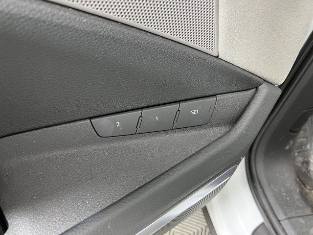 Vehicle image 25 of 39