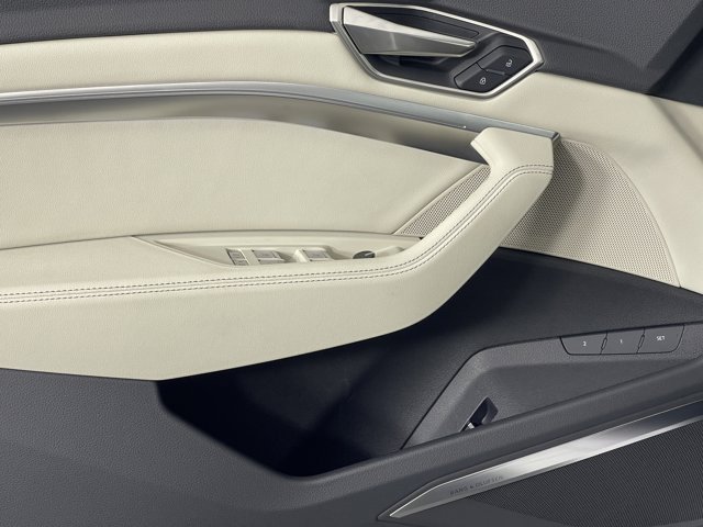 Vehicle image 22 of 40