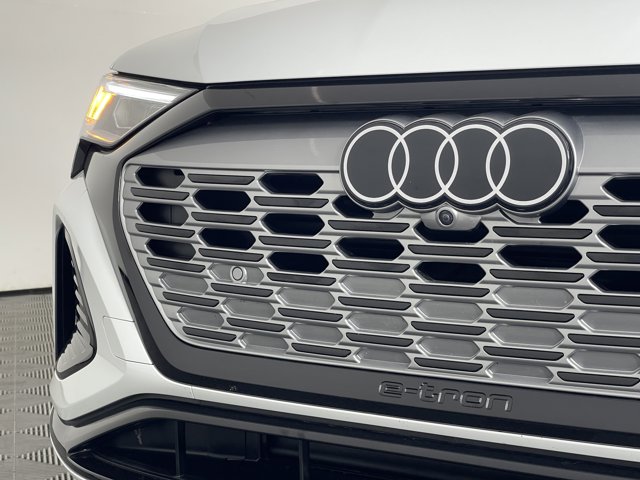 Vehicle image 16 of 40