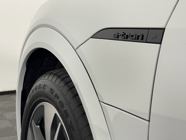 Vehicle image 20 of 40