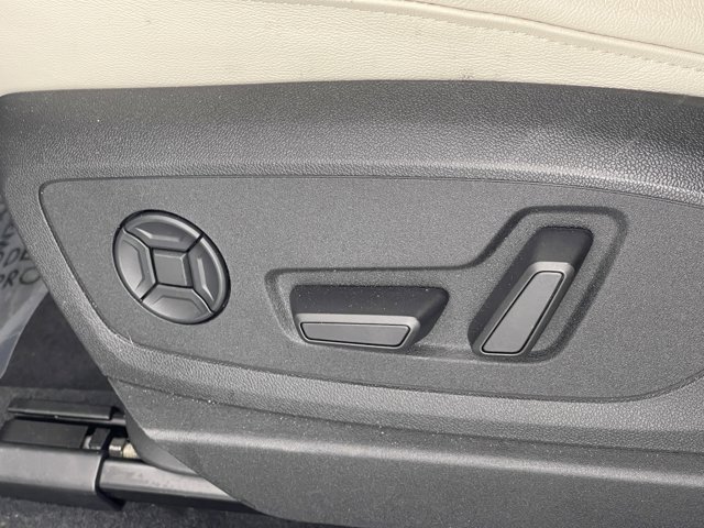 Vehicle image 21 of 40