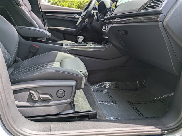 Vehicle image 10 of 33