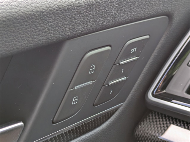 Vehicle image 27 of 33