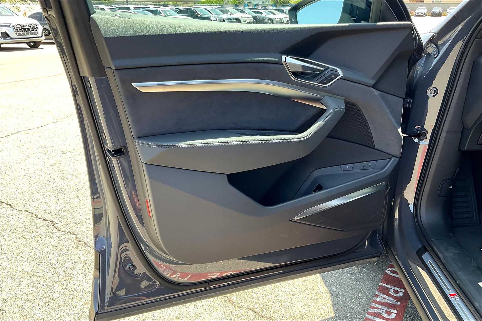 Vehicle image 21 of 30
