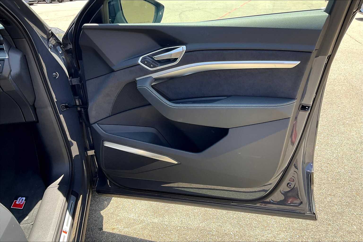 Vehicle image 22 of 30