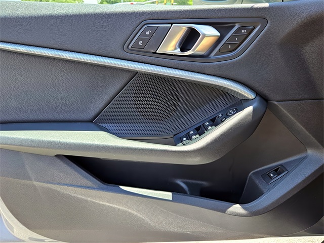 Vehicle image 31 of 36