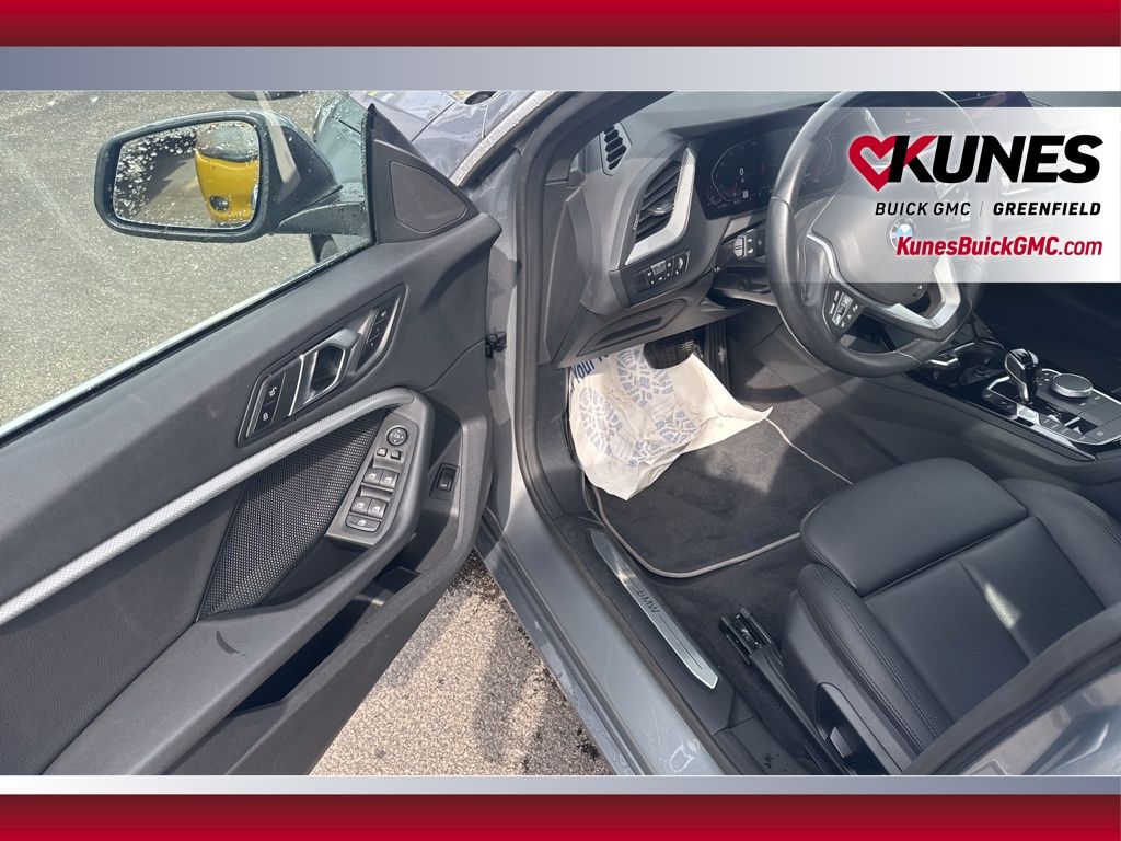 Vehicle image 11 of 34