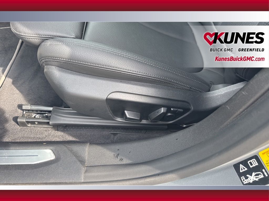 Vehicle image 15 of 34