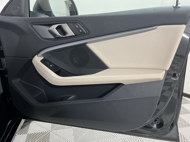 Vehicle image 24 of 27