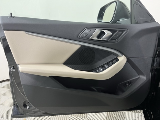 Vehicle image 10 of 27