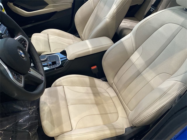 Vehicle image 17 of 21
