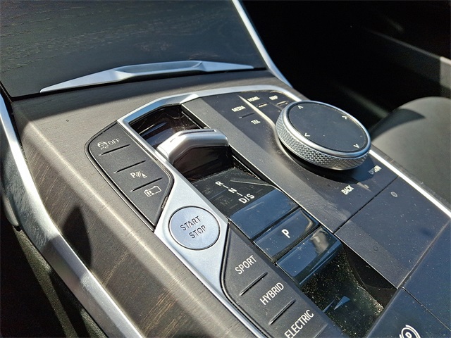 Vehicle image 15 of 30