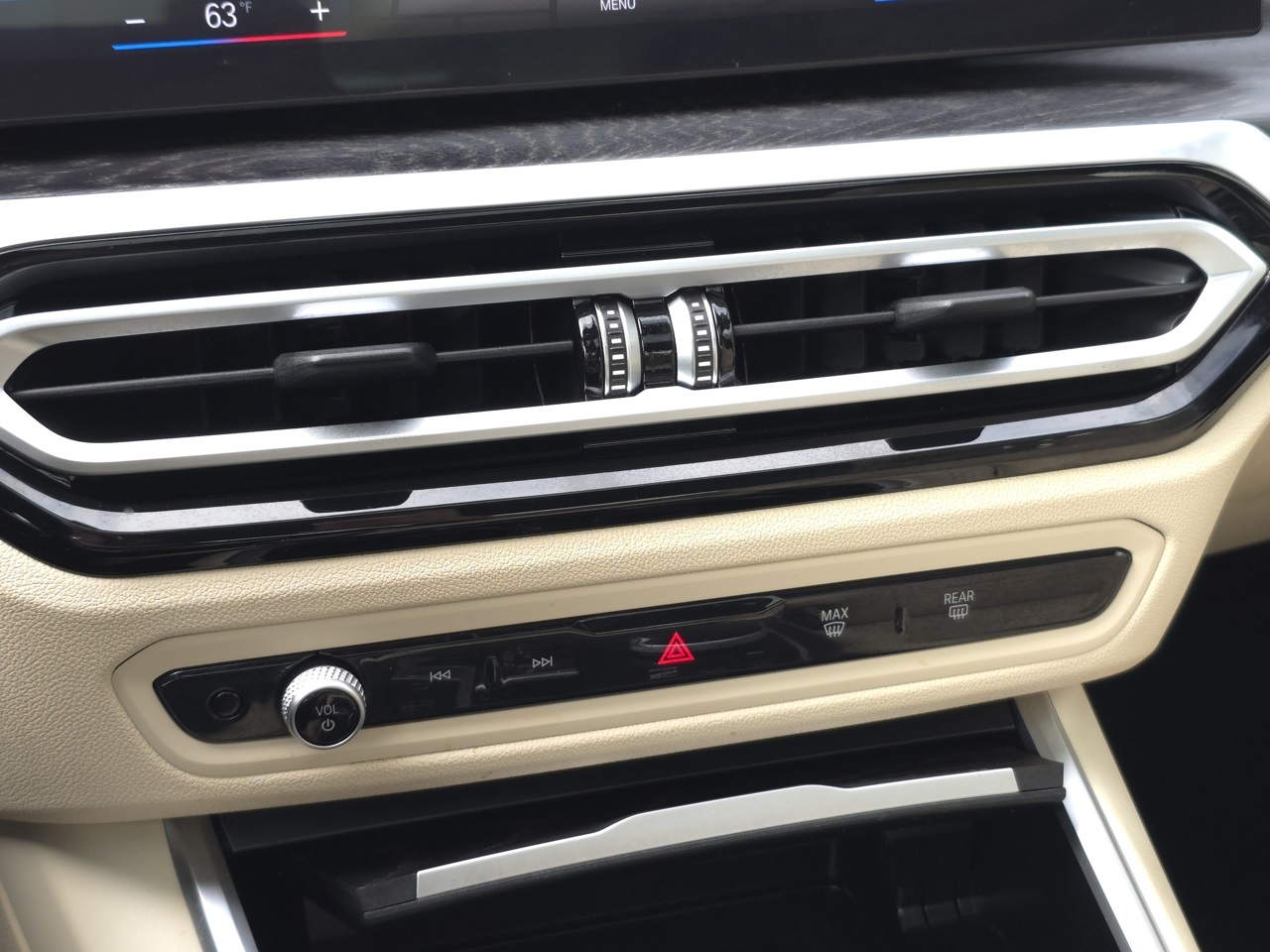 Vehicle image 17 of 24