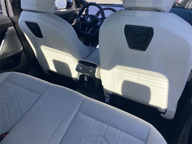 Vehicle image 15 of 23