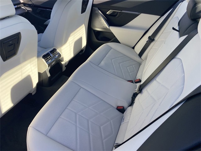 Vehicle image 17 of 23