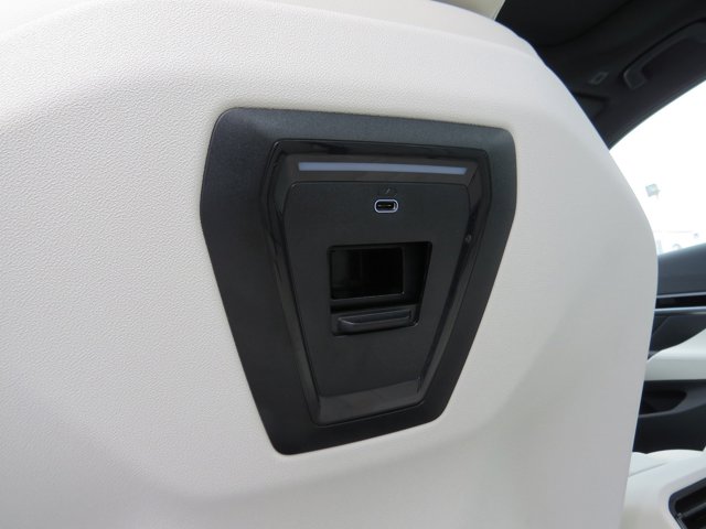 Vehicle image 16 of 27