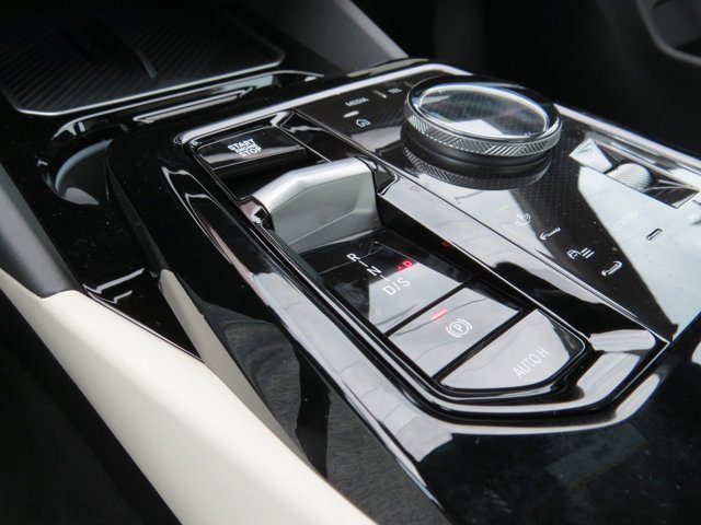 Vehicle image 25 of 27