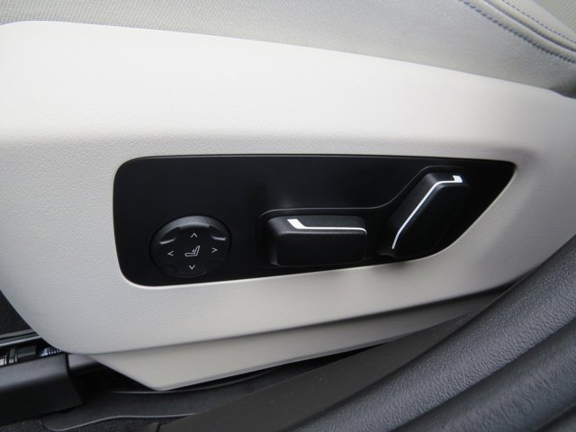 Vehicle image 19 of 27