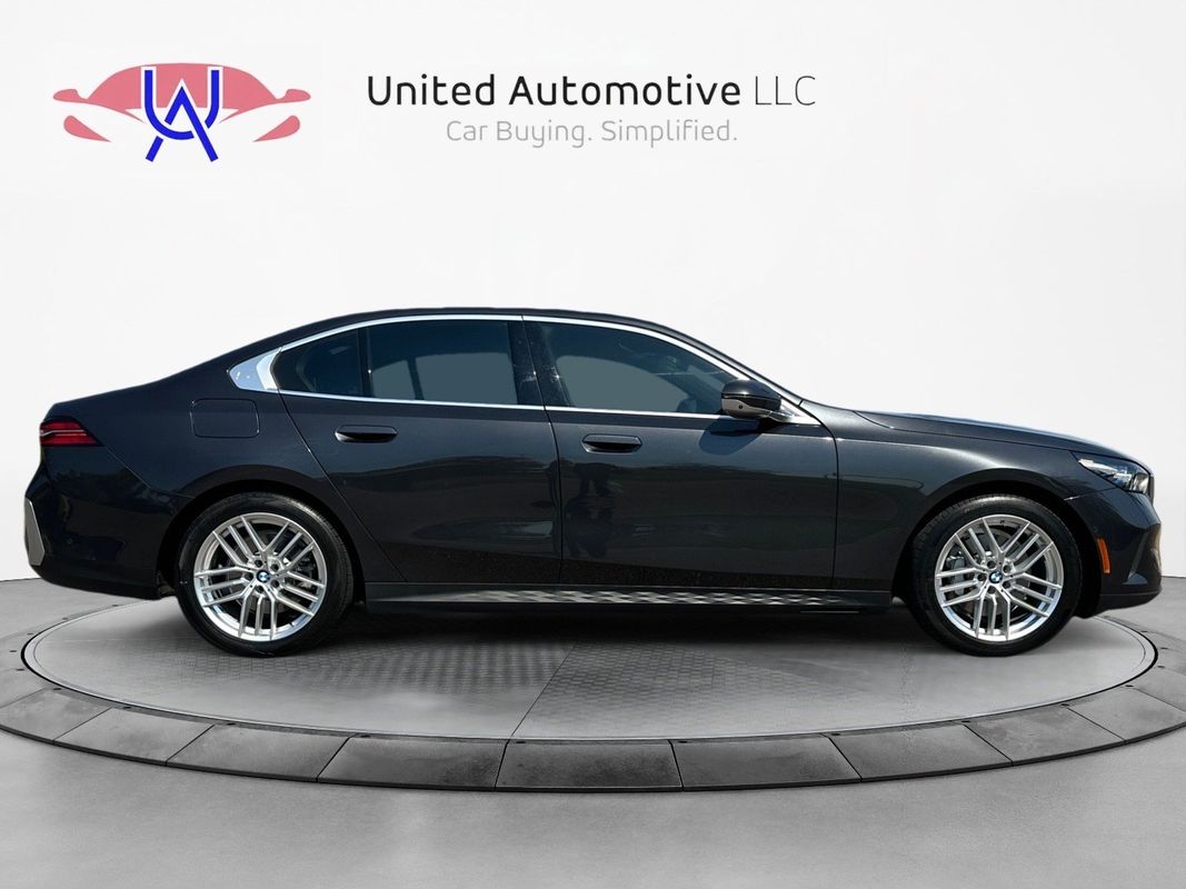 Vehicle image 4 of 43