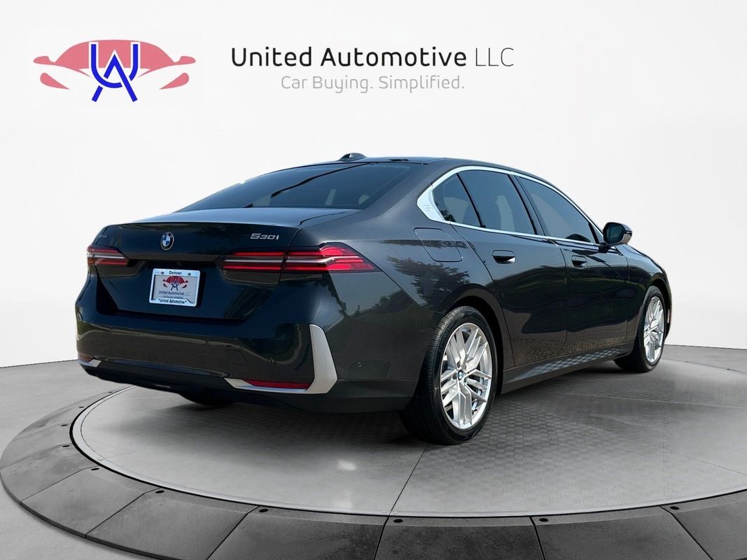 Vehicle image 5 of 43