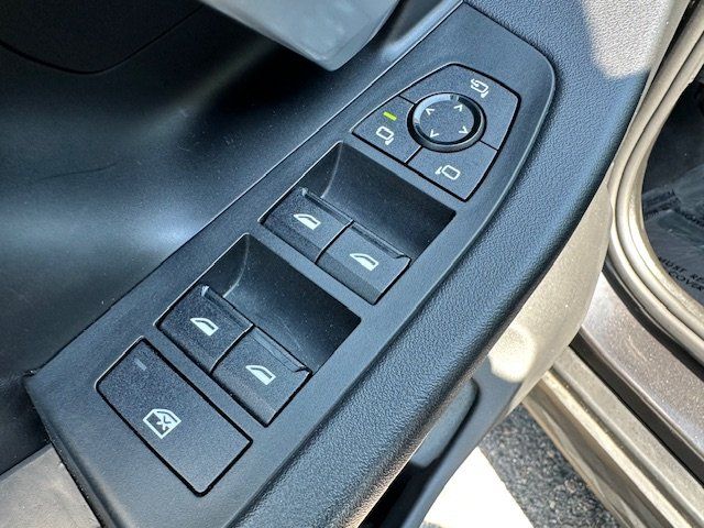 Vehicle image 33 of 43