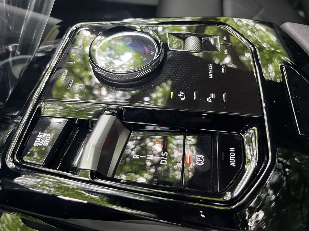 Vehicle image 21 of 30