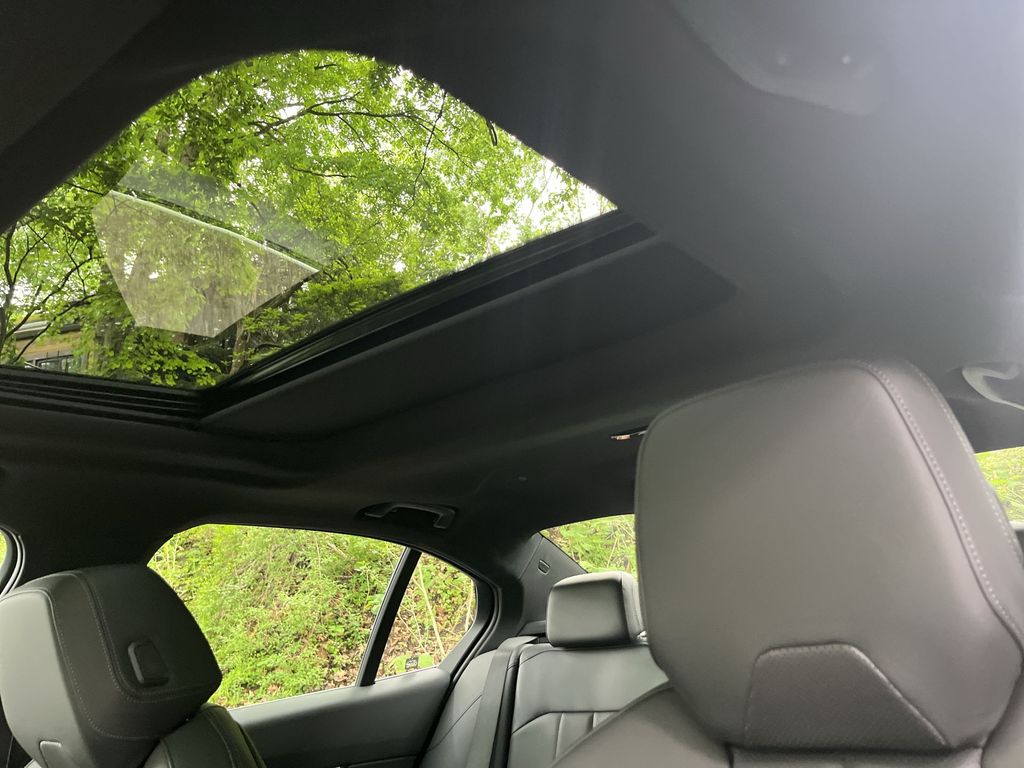 Vehicle image 23 of 30
