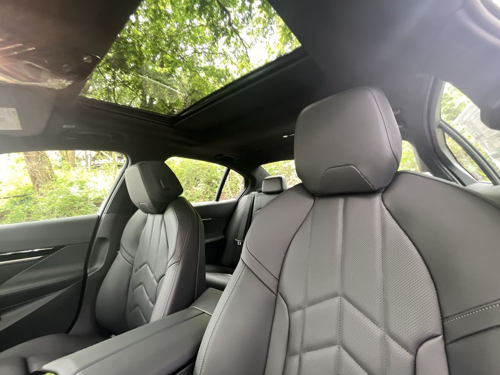 Vehicle image 12 of 30